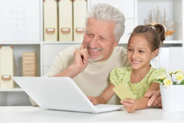 Großvater Und Enkelin Benutzen Gemeinsam Laptop — Stockfoto