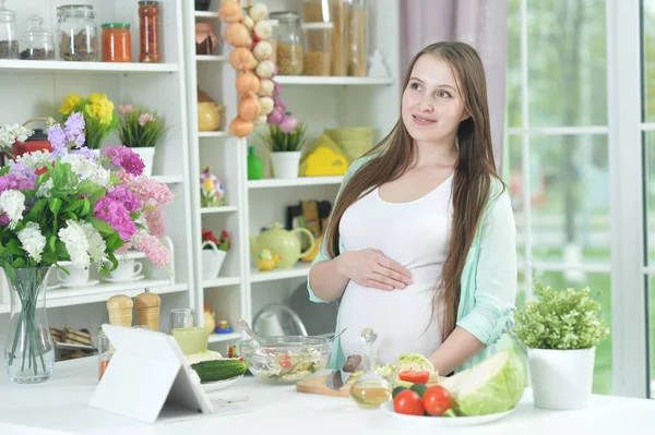 Belle Femme Enceinte Cuisine — Photo