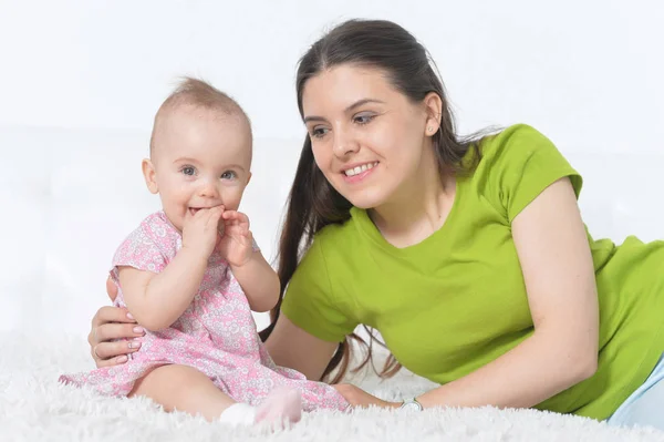 Jonge Vrouw Met Babymeisje Thuis — Stockfoto