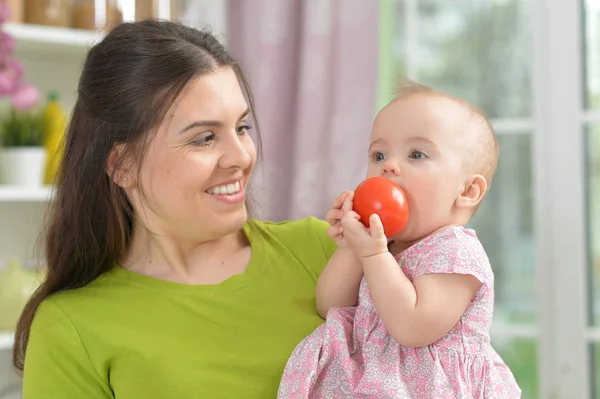 Ung Kvinna Med Baby Flicka Håller Tomat — Stockfoto