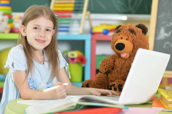 Schattige Kleine Schoolmeisje Studeren Met Laptop Thuis — Stockfoto