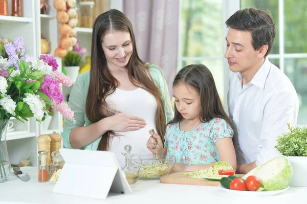 Glad Gravid Kvinna Med Man Och Dotter Matlagning Kitchen — Stockfoto