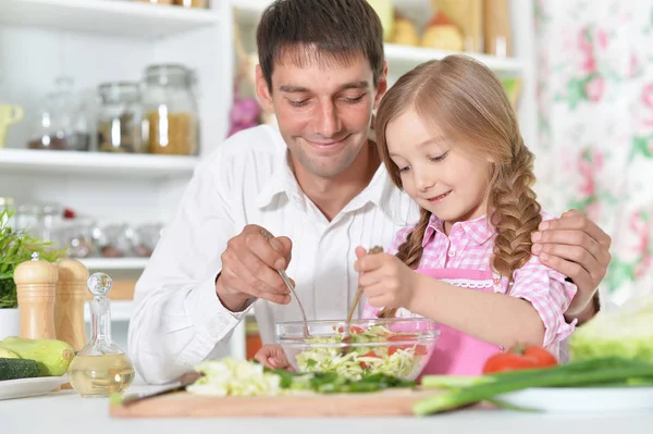 Otec a dcera připravuje salát — Stock fotografie