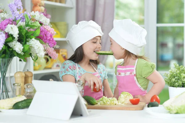 Deux Adorables Petites Filles Dans Des Tabliers Amusant Tout Cuisinant — Photo