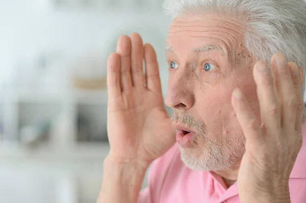 Surprised senior man — Stock Photo, Image