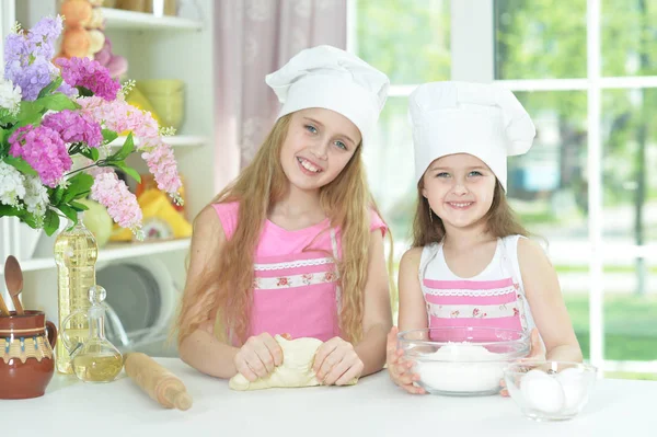 Meninas Bonitos Chapéus Chefs Fazendo Massa Cozinha Casa — Fotografia de Stock