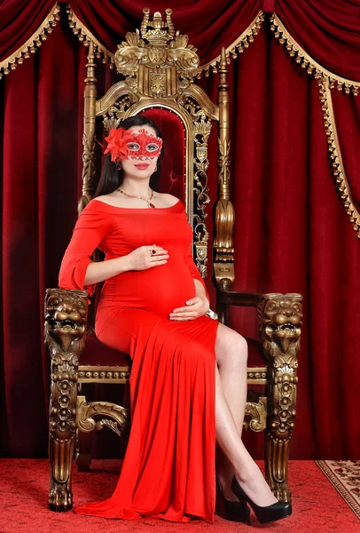 Krásná Těhotná Žena Pózuje Trůně — Stock fotografie