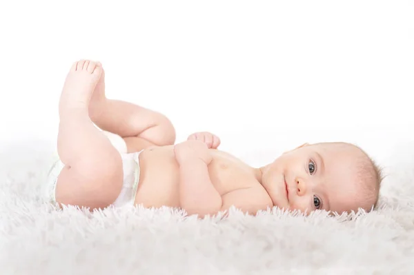 Niedliches Kleines Mädchen Auf Weißer Decke — Stockfoto