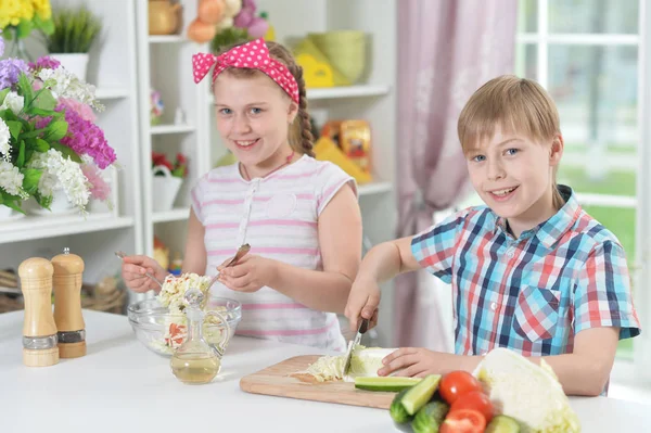 Lindo Hermano Hermana Cocinando Juntos Cocina Chico Cortando Verduras Bordo — Foto de Stock