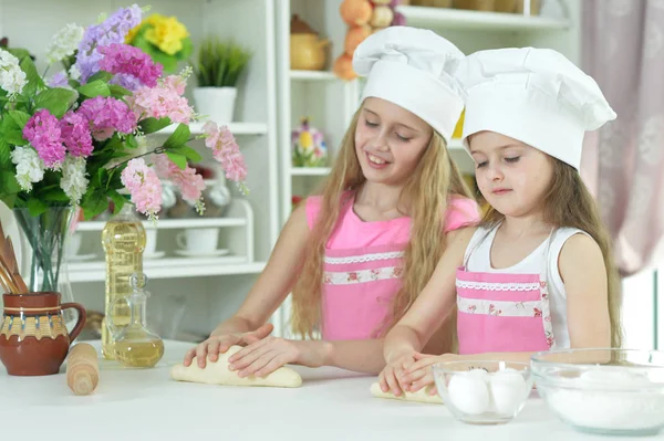 Lindas Niñas Chefs Sombreros Haciendo Masa Cocina Casa —  Fotos de Stock