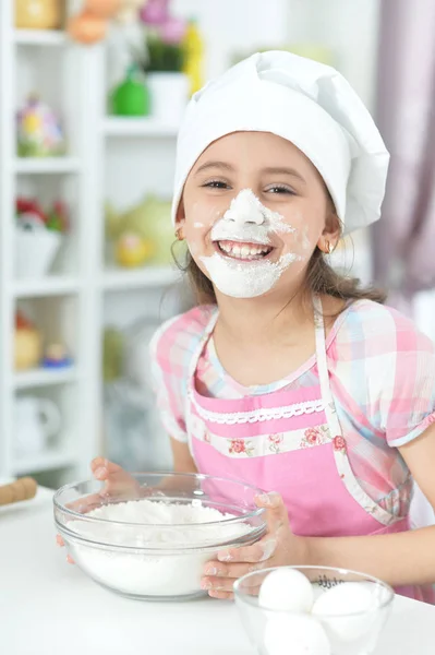 Niedliche Mädchen Backen Der Küche Hause Mit Mehl Gesicht — Stockfoto