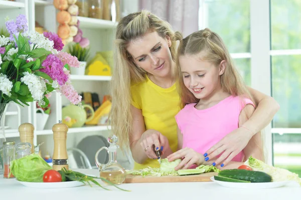 Mãe e filha cozinhar juntos — Fotografia de Stock