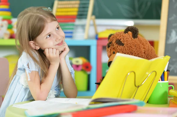 Schattige Kleine Schoolmeisje Thuis Studeren — Stockfoto