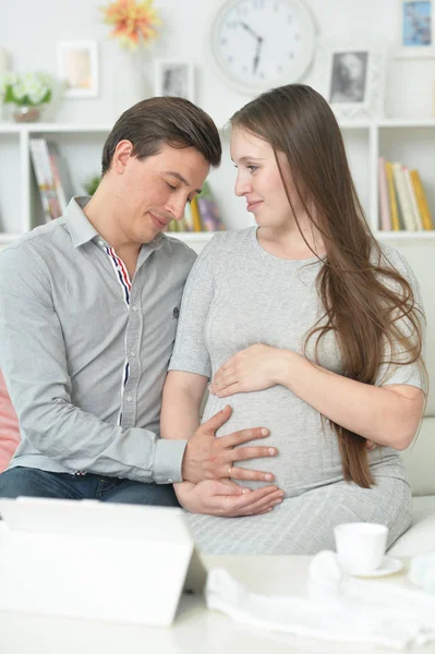 Gelukkig Zwangere Vrouw Met Echtgenoot Poseren Thuis — Stockfoto