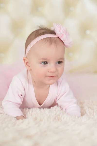 Mignonne Adorable Bébé Fille Avec Fleur Sur Tête — Photo