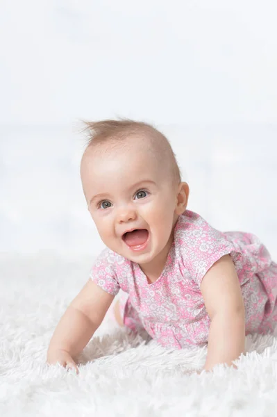 Niedliches Kleines Mädchen Auf Weißer Decke Nahsicht — Stockfoto