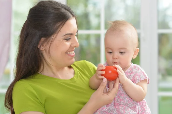 Jeune Femme Avec Bébé Fille Avec Tomate — Photo