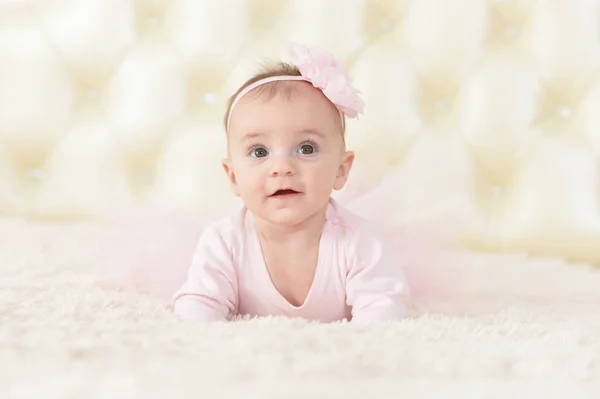 Niedliche Entzückende Baby Mädchen Mit Blume Auf Dem Kopf — Stockfoto