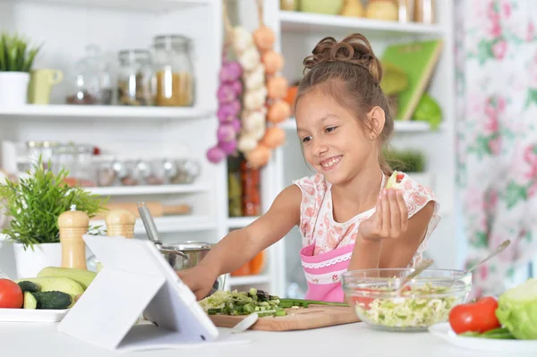 Маленькая Девочка Розовом Фартуке Читать Рецепт Планшете Время Приготовления Пищи — стоковое фото