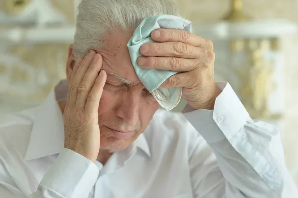 Hombre Mayor Con Dolor Cabeza Casa — Foto de Stock