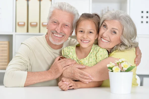 Grootouders Met Kleindochter Poseren Samen Thuis — Stockfoto