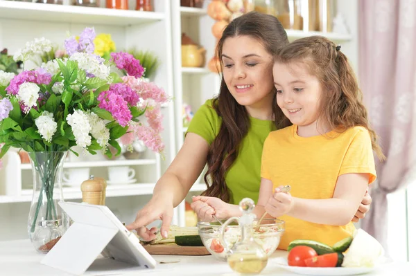 Carino Bambina Con Sua Madre Cucinare Insieme Tavolo Cucina Con — Foto Stock