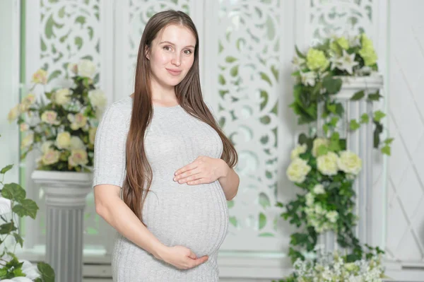 Happy Těhotná Žena Představuje Doma — Stock fotografie