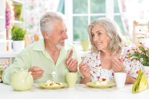 Oudere echtpaar ontbijten — Stockfoto