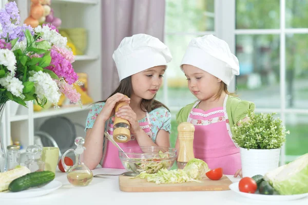 Duas Meninas Adoráveis Aventais Preparando Deliciosa Salada Com Repolho Mesa — Fotografia de Stock