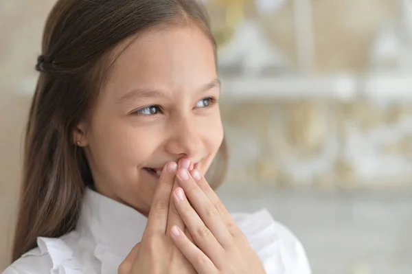 Känslomässig Liten Flicka Vit Blus Poserar Hemma — Stockfoto