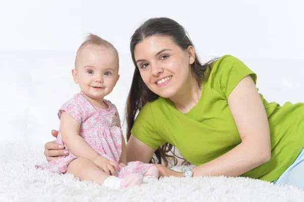 Jeune Femme Avec Bébé Fille Maison — Photo