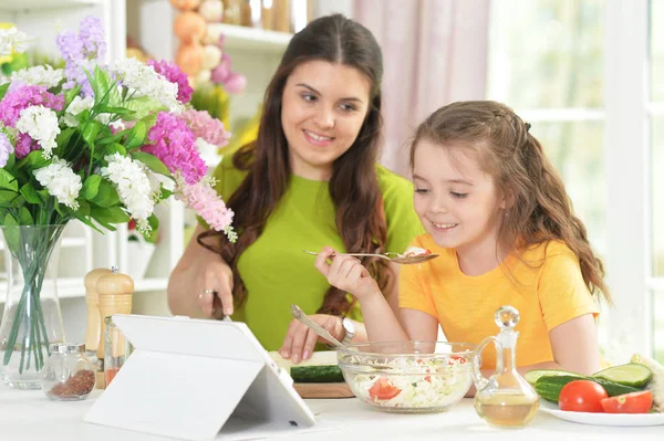 Söt Liten Flicka Med Sin Mamma Laga Mat Tillsammans Vid — Stockfoto