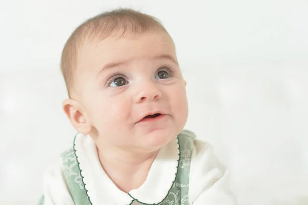 Schattige Mooie Babymeisje Bed — Stockfoto