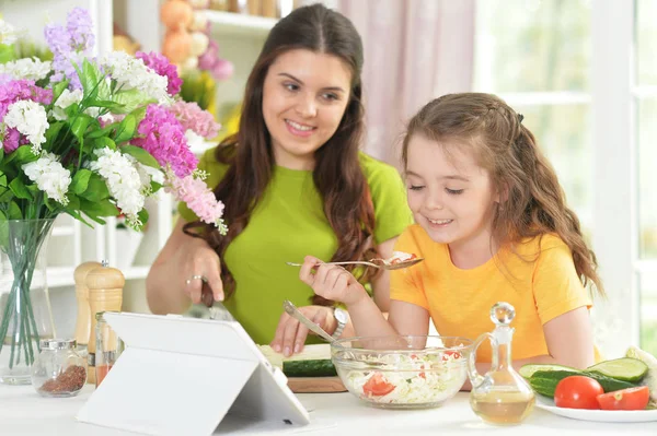 Söt Liten Flicka Med Sin Mamma Laga Mat Tillsammans Vid — Stockfoto