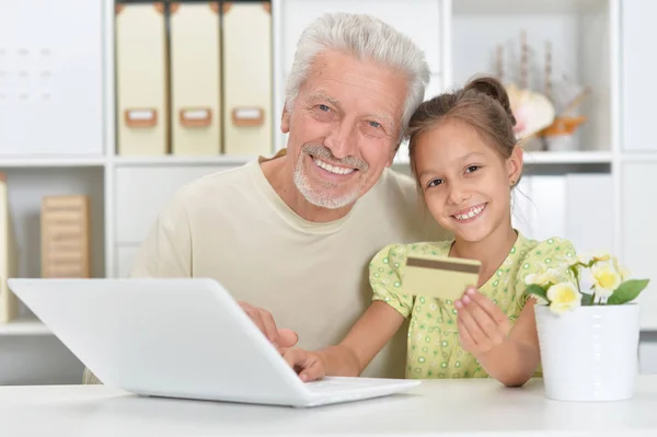 Opa Kleindochter Laptop Samen Met Meisje Bedrijf Creditcard Online Shopping — Stockfoto