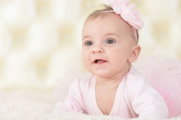 Söt Bedårande Baby Flicka Med Blomma Huvudet — Stockfoto