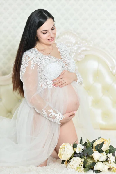 Piękne Kobiety Ciąży Pozowanie Łóżko Domu — Zdjęcie stockowe