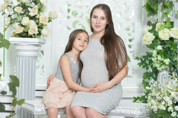 Gelukkig Zwangere Vrouw Met Dochter Poseren Thuis — Stockfoto