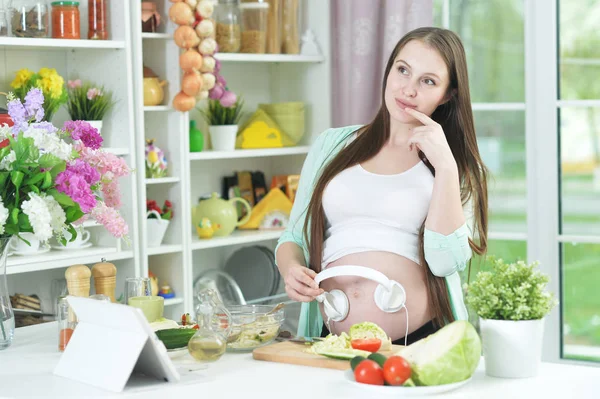 Hermosa Mujer Embarazada Con Auriculares Vientre Cocina — Foto de Stock