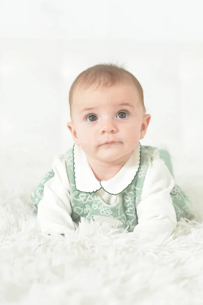 Aranyos Kis Baba Lány Fehér Takaró Zár Megjelöl Kilátás — Stock Fotó