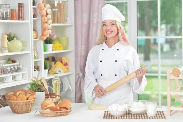Hermosa Mujer Joven Chefs Sombrero Haciendo Masa Cocina Casa — Foto de Stock