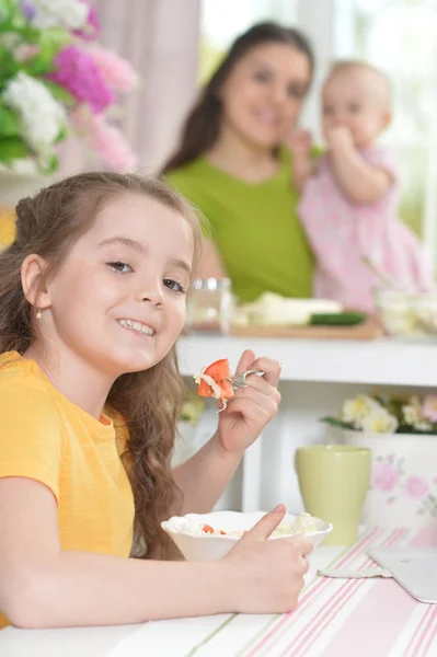 Söt Flicka Äter Utsökt Färsk Sallad Köket — Stockfoto