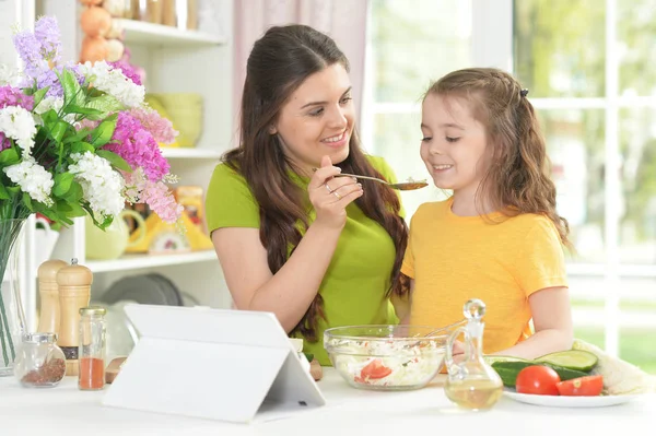 Söt Liten Flicka Med Sin Mamma Laga Mat Tillsammans Vid — Stockfoto