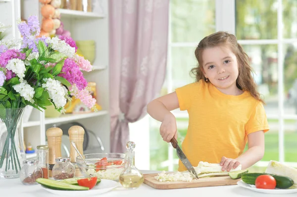 Rolig Liten Flicka Matlagning Köket Hemma — Stockfoto