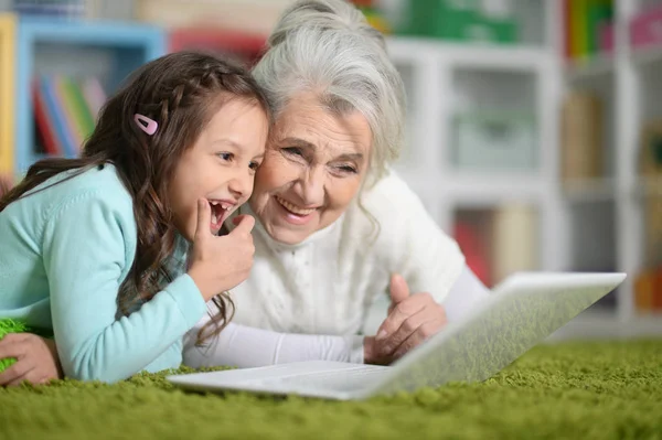 Retrato Abuela Sorprendida Hija Usando Ordenador Portátil — Foto de Stock