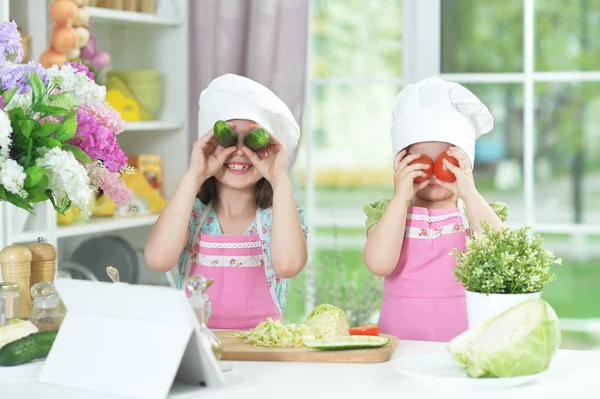 Zwei Entzückende Kleine Mädchen Schürzen Haben Spaß Beim Kochen Der — Stockfoto