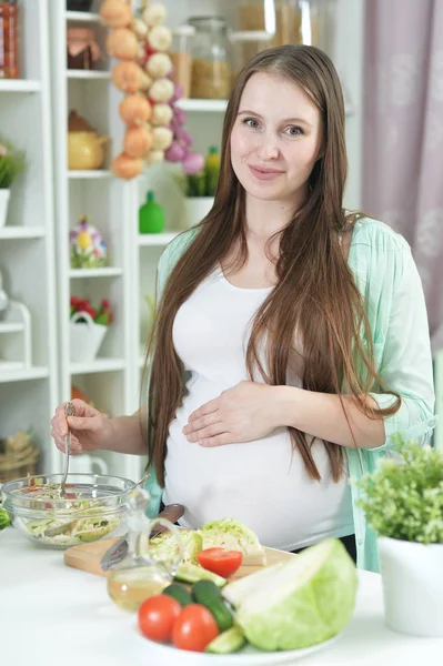 Ευτυχής Χαμογελαστοί Έγκυος Γυναίκα Μαγείρεμα Στην Κουζίνα — Φωτογραφία Αρχείου