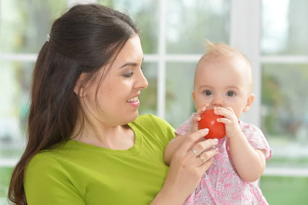 Junge Frau Mit Baby Mädchen Mit Tomate — Stockfoto