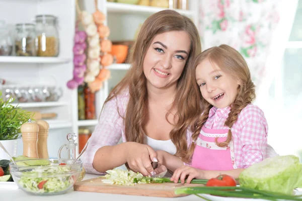 Anne ve kızı salata hazırlıyor. — Stok fotoğraf