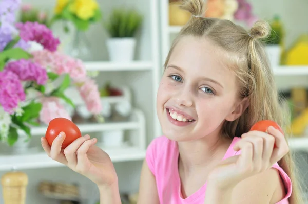 Linda Chica Sosteniendo Tomates Mirando Cámara Cocina —  Fotos de Stock